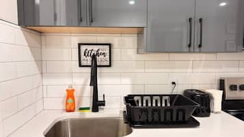 Wasserkocher mit Kaffee-/Teezubehör, Kühlschrank, Mikrowelle, Ofen