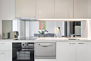 Eine moderne Küche mit Geschirrspüler, Backofen und integriertem Herd.