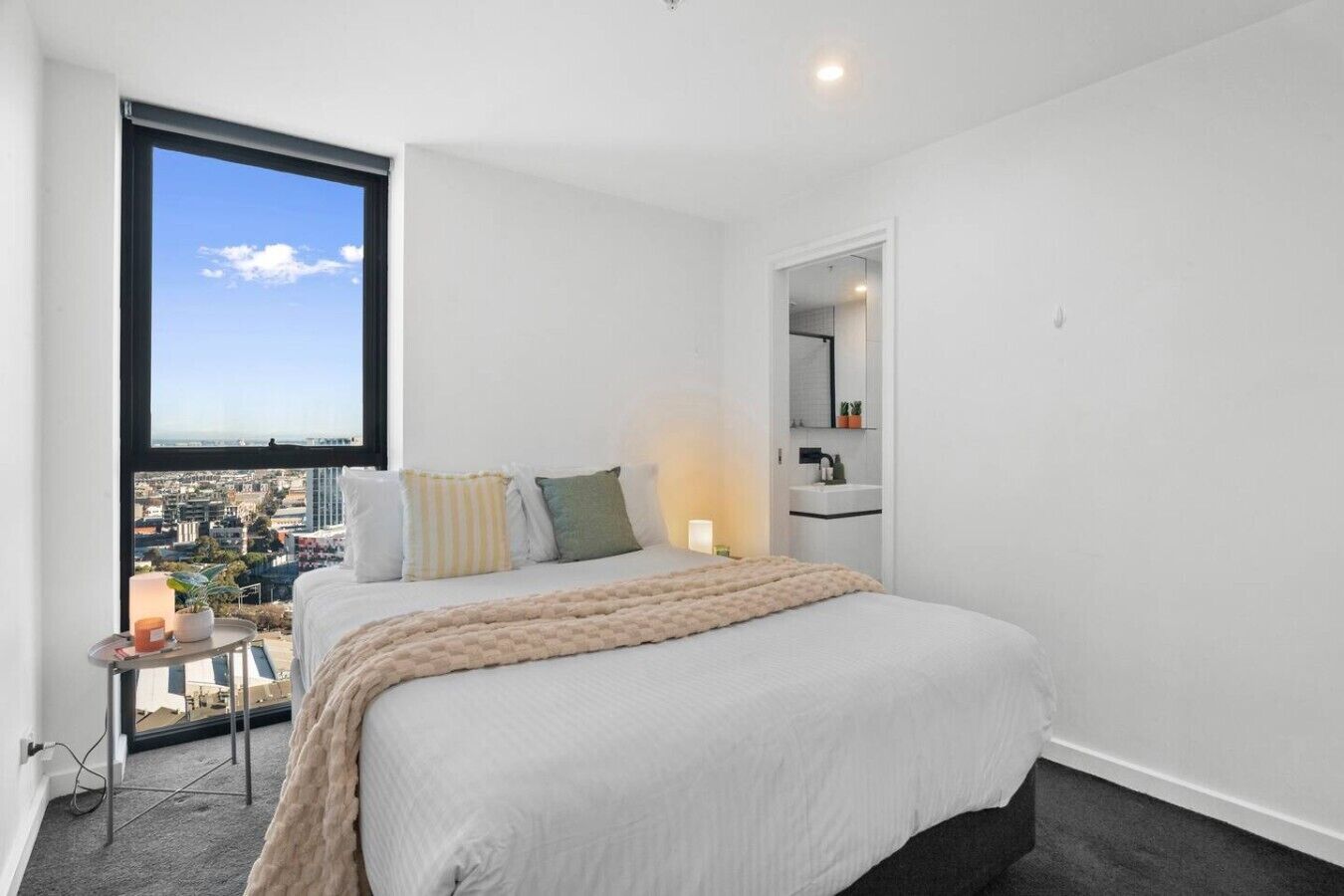 Desk, iron/ironing board, WiFi, bed sheets