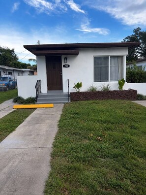 A modern two-story house with a front door, a mailbox, and a number sign. - Moderno Apto 2 Hab  Cerca Design District & MIA (MIAMI)