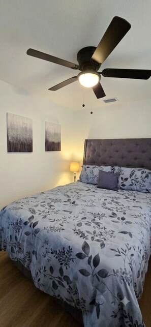 A bedroom with a bed, a ceiling fan, and two wall-mounted lamps. - Moderno Apto 2 Hab  Cerca Design District & MIA (MIAMI)