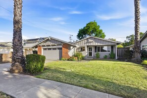 Exterior - Cozy 3B in Central location w/ spacious backyard (Campbell)