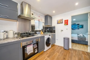 Fridge, microwave, oven, stovetop - *17b* - For Your Stay with Private Gated Parking (West Yorkshire)