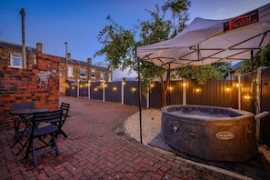 Outdoor dining - *17b* - For Your Stay with Private Gated Parking (West Yorkshire)