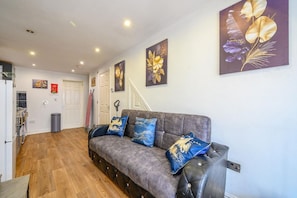 TV, stereo - *17b* - For Your Stay with Private Gated Parking (West Yorkshire)