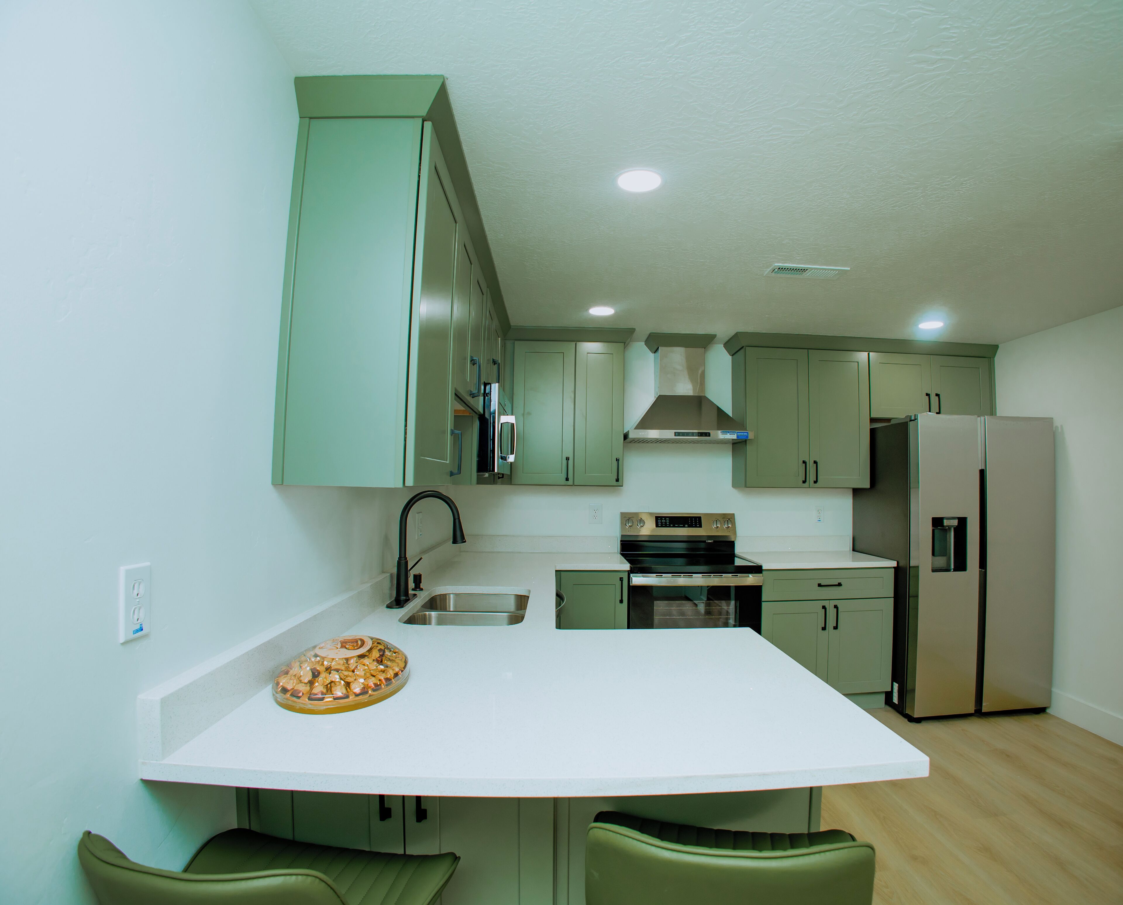 Coffee/tea maker, fridge, microwave, oven