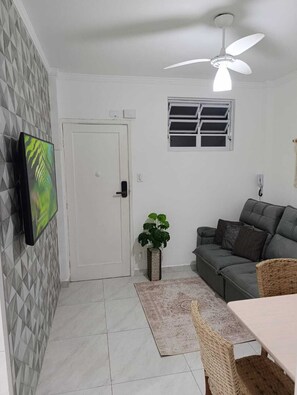 Smart TV - Beachfront apartment in the heart of Ocian, 2 bedrooms. (Praia Grande)