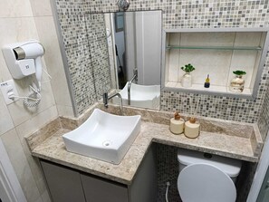 Shower, hair dryer, soap, toilet paper - Beachfront apartment in the heart of Ocian, 2 bedrooms. (Praia Grande)
