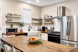 Coffee/tea maker, fridge, microwave, oven - East Austin, Walkable, Private Hot Tub and Parking (Austin)