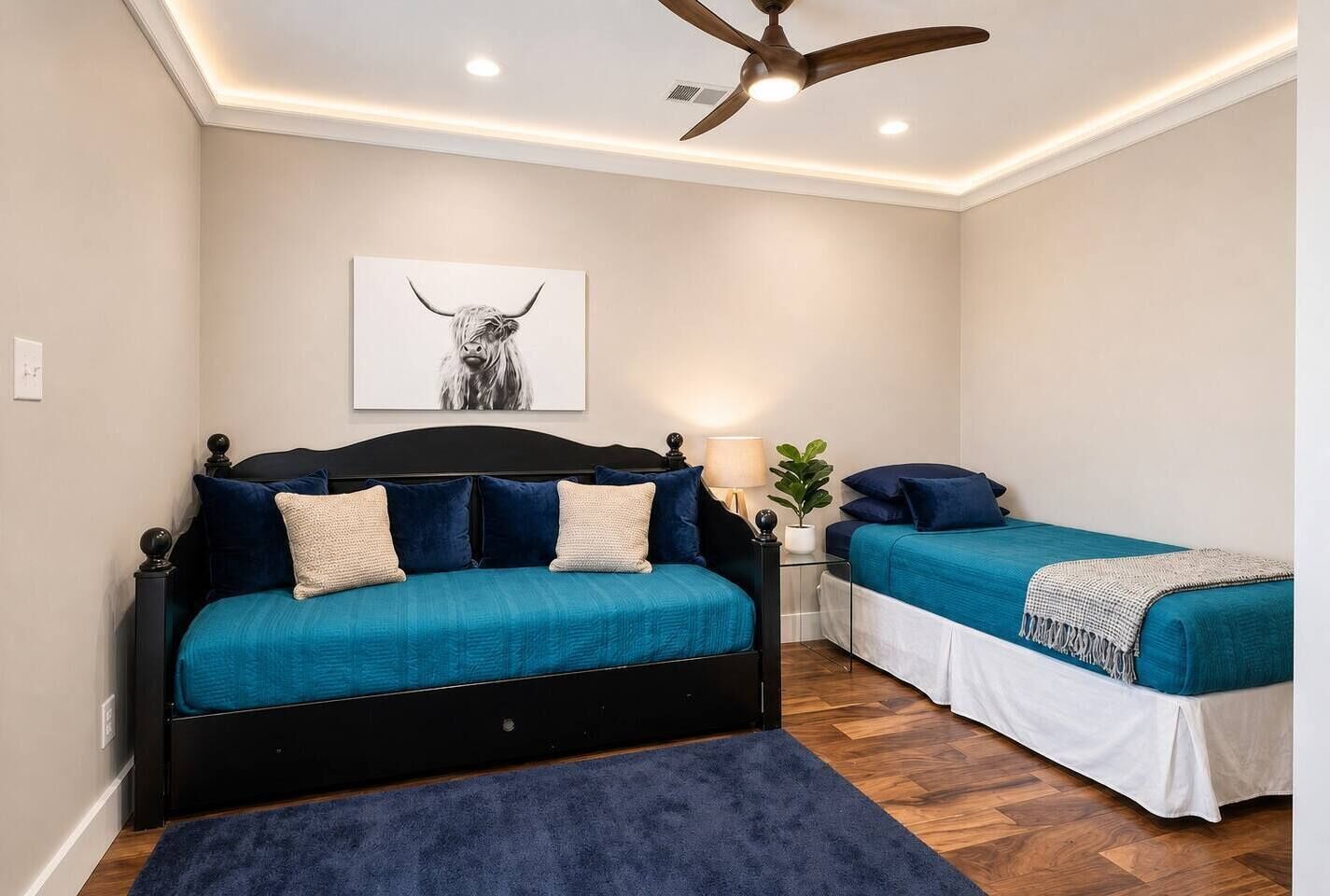 3 habitaciones, escritorio y tabla de planchar con plancha 