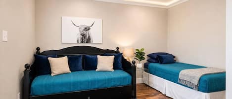 3 habitaciones, escritorio y tabla de planchar con plancha