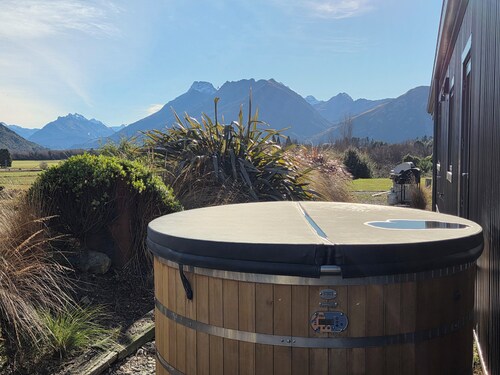 Alpine Home Escape | Hot Tub & Mountain Views | Glenorchy