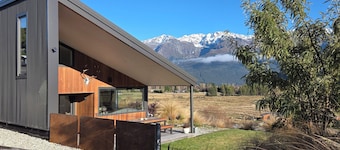 Alpine Home Escape | Hot Tub & Mountain Views | Glenorchy