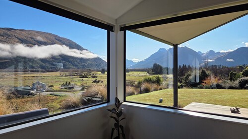 Alpine Home Escape | Hot Tub & Mountain Views | Glenorchy