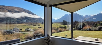Alpine Home Escape | Hot Tub & Mountain Views | Glenorchy