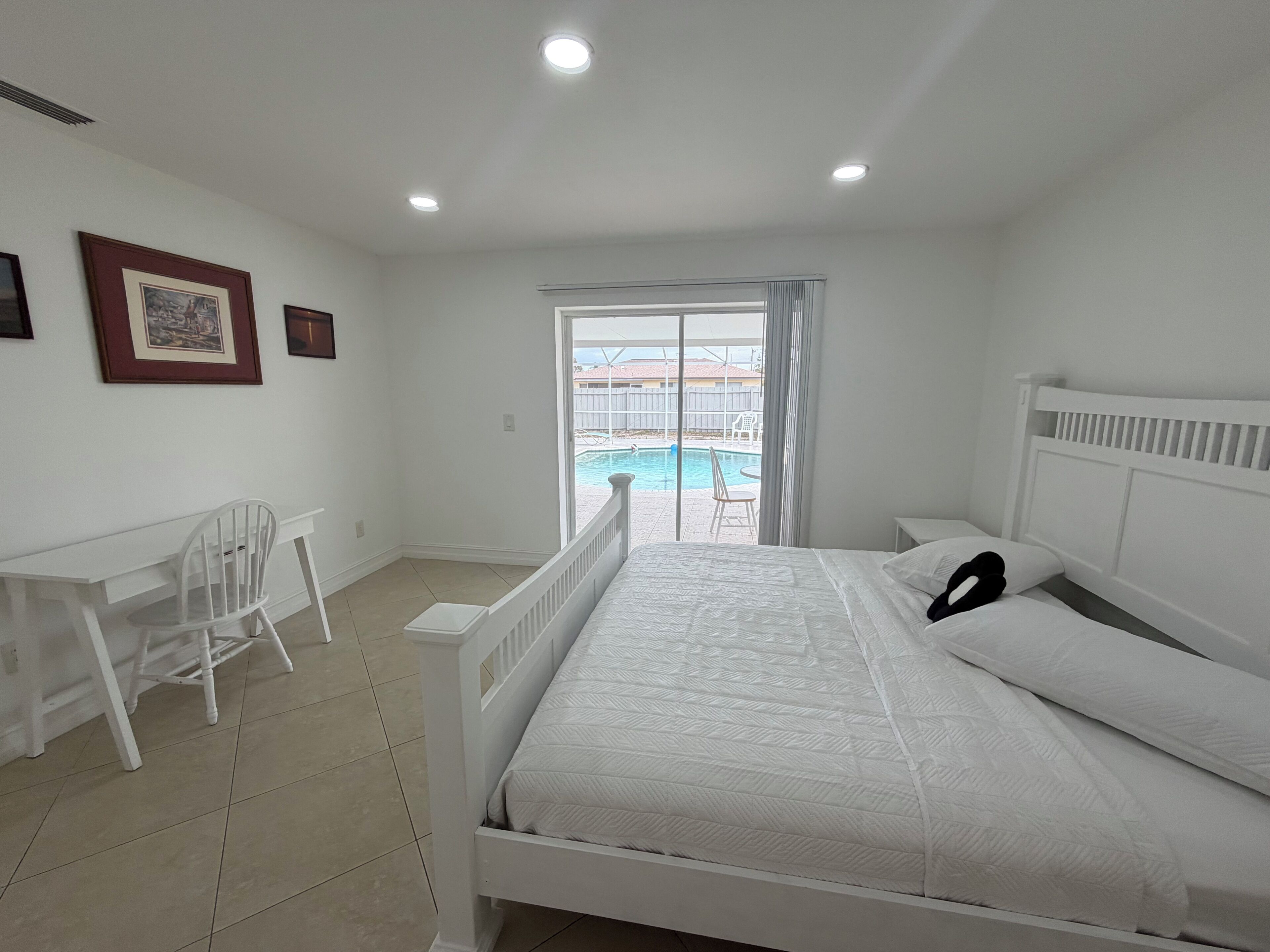 3 bedrooms, iron/ironing board, WiFi, bed sheets