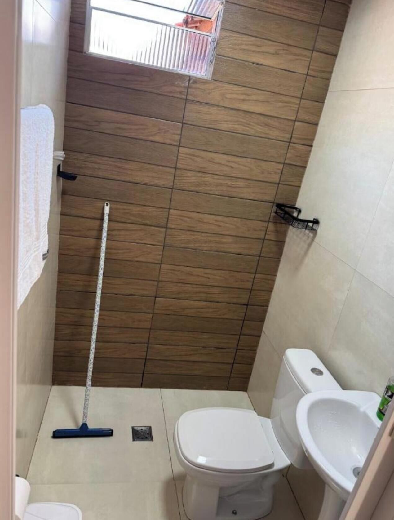 Douche, serviettes fournies, savon, papier toilette