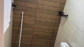 Douche, serviettes fournies, savon, papier toilette