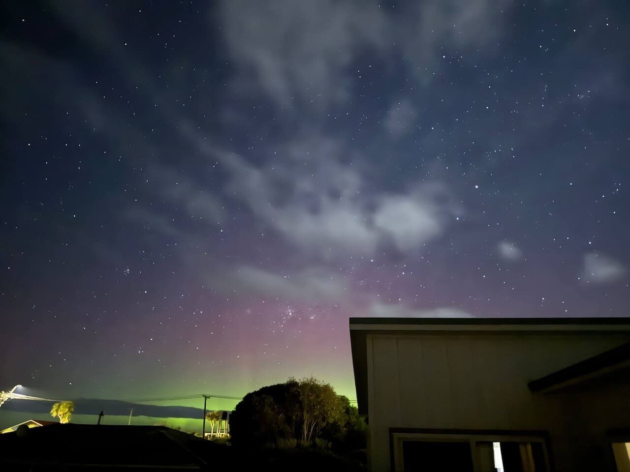 Un cielo notturno stellato con l'aurora boreale.