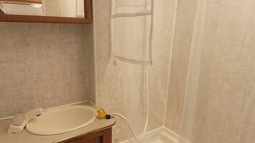 Douche, serviettes fournies, savon, shampoing