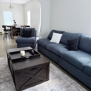 Living area - Beautifully Renovated 3-Bedroom Home Minutes from Downtown Atlanta (Atlanta)