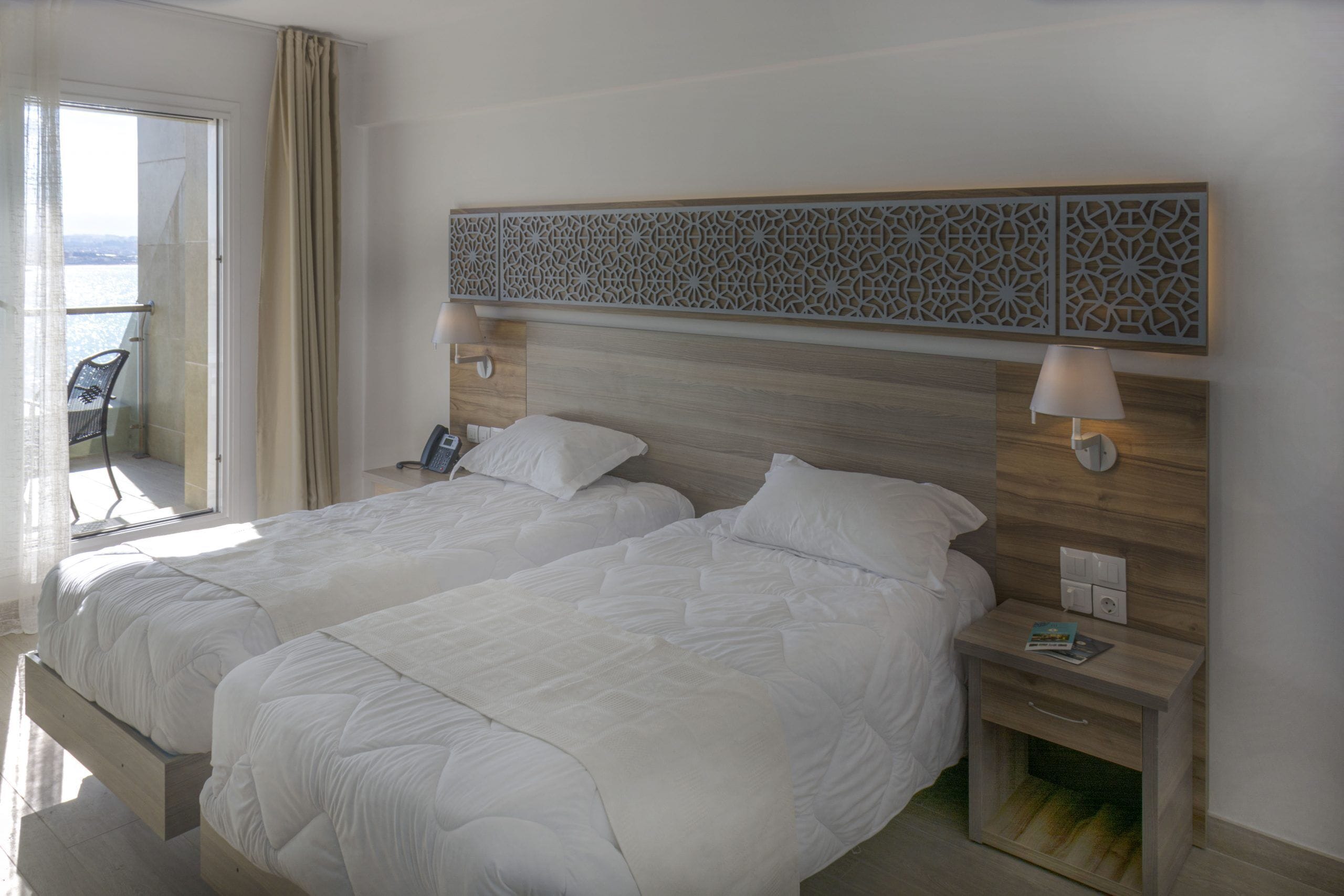 Chambre Confort avec lits jumeaux, balcon | Coffres-forts dans les chambres, Wi-Fi gratuit