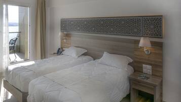Chambre Confort avec lits jumeaux, balcon | Coffres-forts dans les chambres, Wi-Fi gratuit
