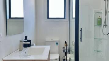 Secador de cabelo, toalhas de banho, papel higiênico