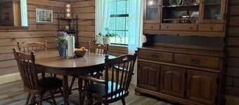 Cozy 3-bedroom cabin in beautiful Dardanelle with AC