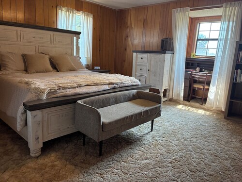 Cozy 3-bedroom cabin in beautiful Dardanelle with AC