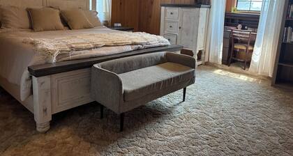 Cozy 3-bedroom cabin in beautiful Dardanelle with AC