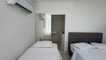Een strijkplank/strijkijzer, wifi, beddengoed