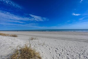 Beach - The Sandy Biscuit!! Oceanfront Corner Condo/Private Beach Access In Windy Hill!! (North Myrtle Beach)