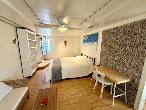 Spacious Studio Apartment 2 blocks to beach, town