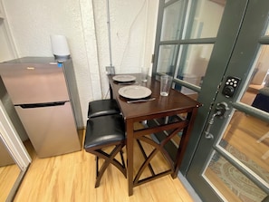 Dining - Spacious Studio Apartment 2 blocks to beach, town (Laguna Beach)