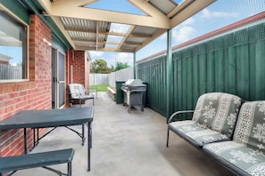 Outdoor dining - Large 5BR Home Near Bellarine Coast (Leopold)