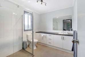 Bathroom - Large 5BR Home Near Bellarine Coast (Leopold)
