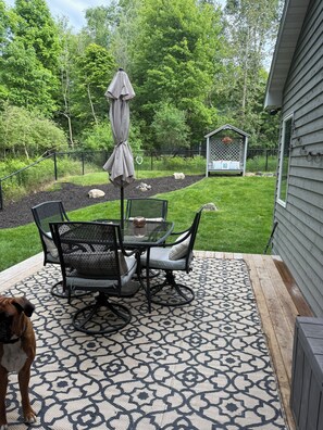 Outdoor dining - 2BR Charlevoix Getaway - Walk to Lake Michigan Beach - Dog Friendly (Charlevoix)