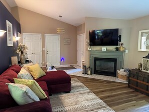 Smart TV, books, printers - 2BR Charlevoix Getaway - Walk to Lake Michigan Beach - Dog Friendly (Charlevoix)