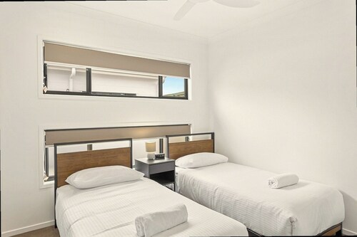 Contemporary Family Haven in Murrumba Downs