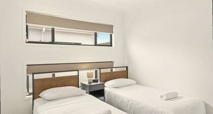 Contemporary Family Haven in Murrumba Downs