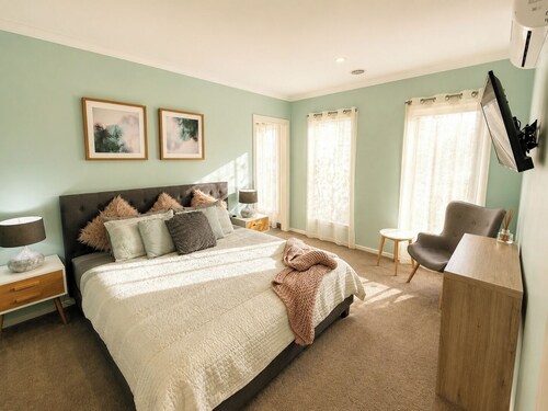 Private 1BR Retreat with Ensuite and Kitchenette