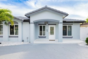 Exterior - Miami Relax  Heated Pool  Family Getaway (Princeton)