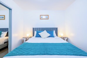 Escritorio, cuna de viaje, wifi gratis y ropa de cama 