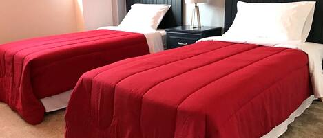 5 Schlafzimmer, Zimmersafe, Schreibtisch, Bügeleisen/Bügelbrett