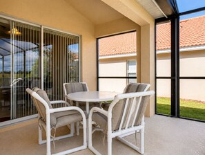 Outdoor dining - Luxury 5BR Orlando Villa | Private Pool & Spa | Games Room | Near Disney (Davenport)