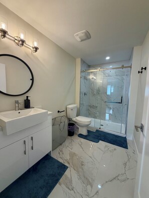 Shower, hair dryer, towels, soap - Serene Lovett Lake Retreat & Trail Access (Beechville)