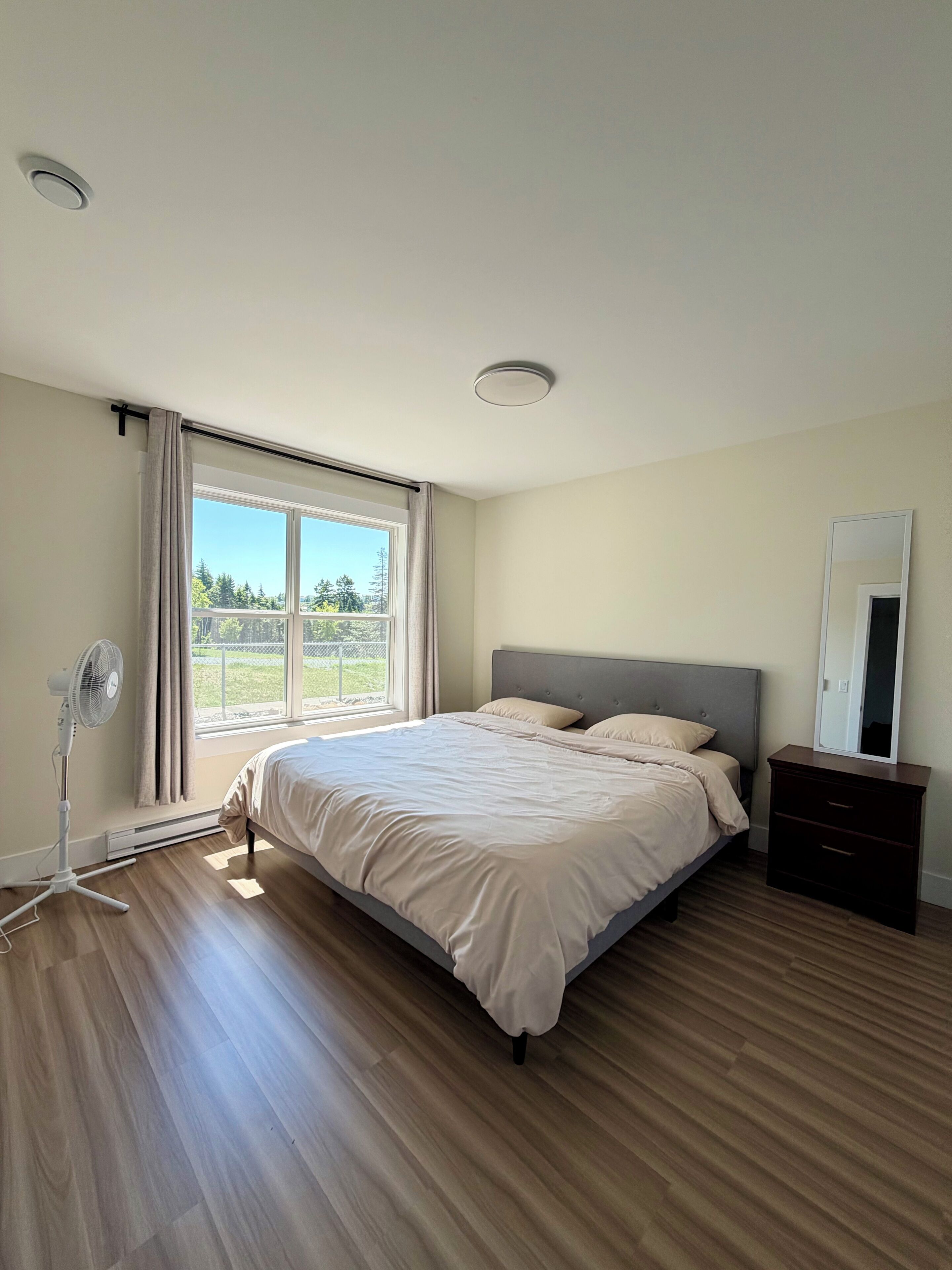 1 bedroom, desk, WiFi, bed sheets