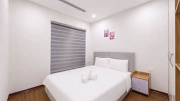 Apartamento superluxo, 1 quarto, sacada, vista para a cidade | Camas com colchões de espuma com sistema de memória, escrivaninha