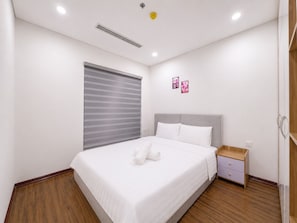 Apartamento superluxo, 1 quarto, sacada, vista para a cidade | Camas com colchões de espuma com sistema de memória, escrivaninha